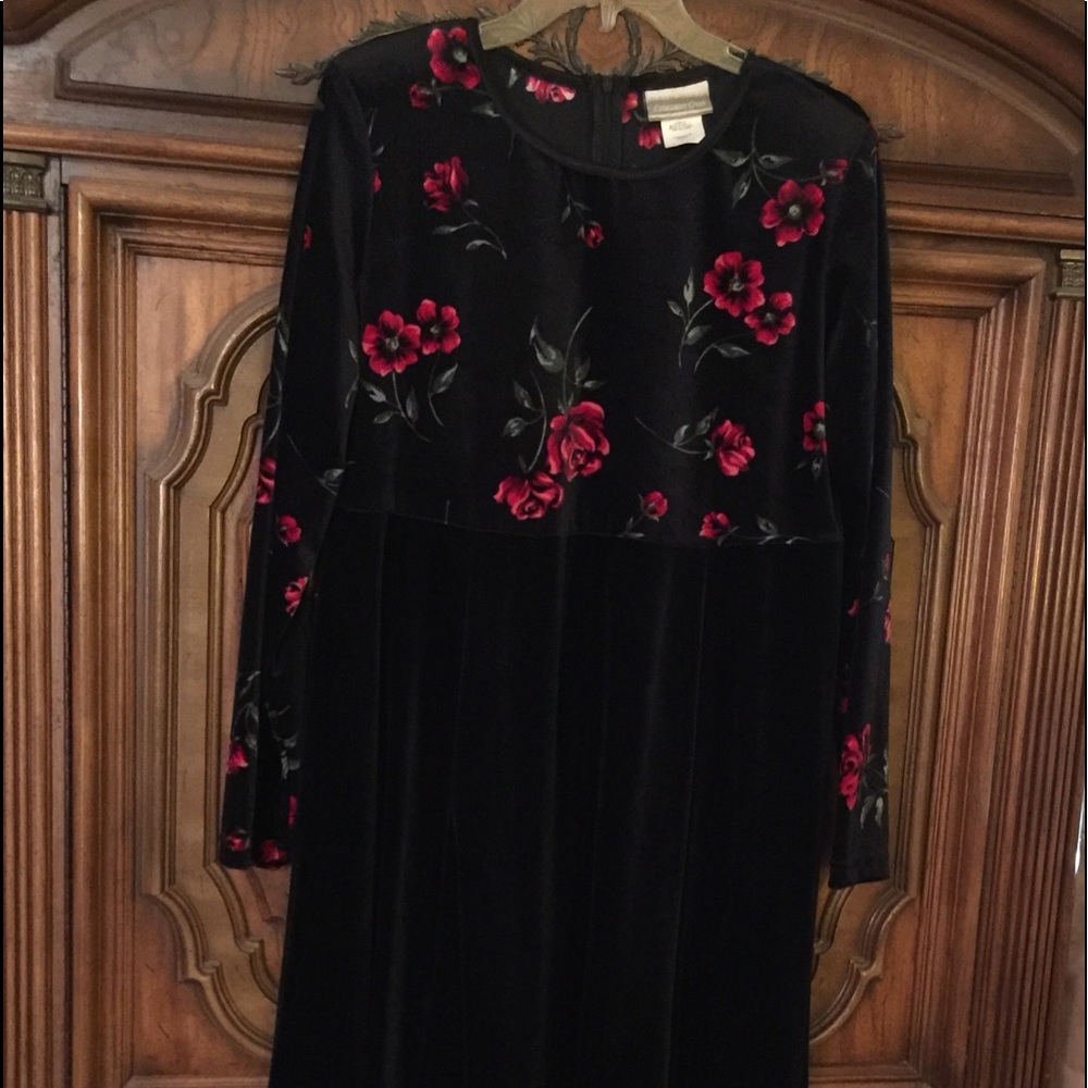 Black velvet mid-length dress